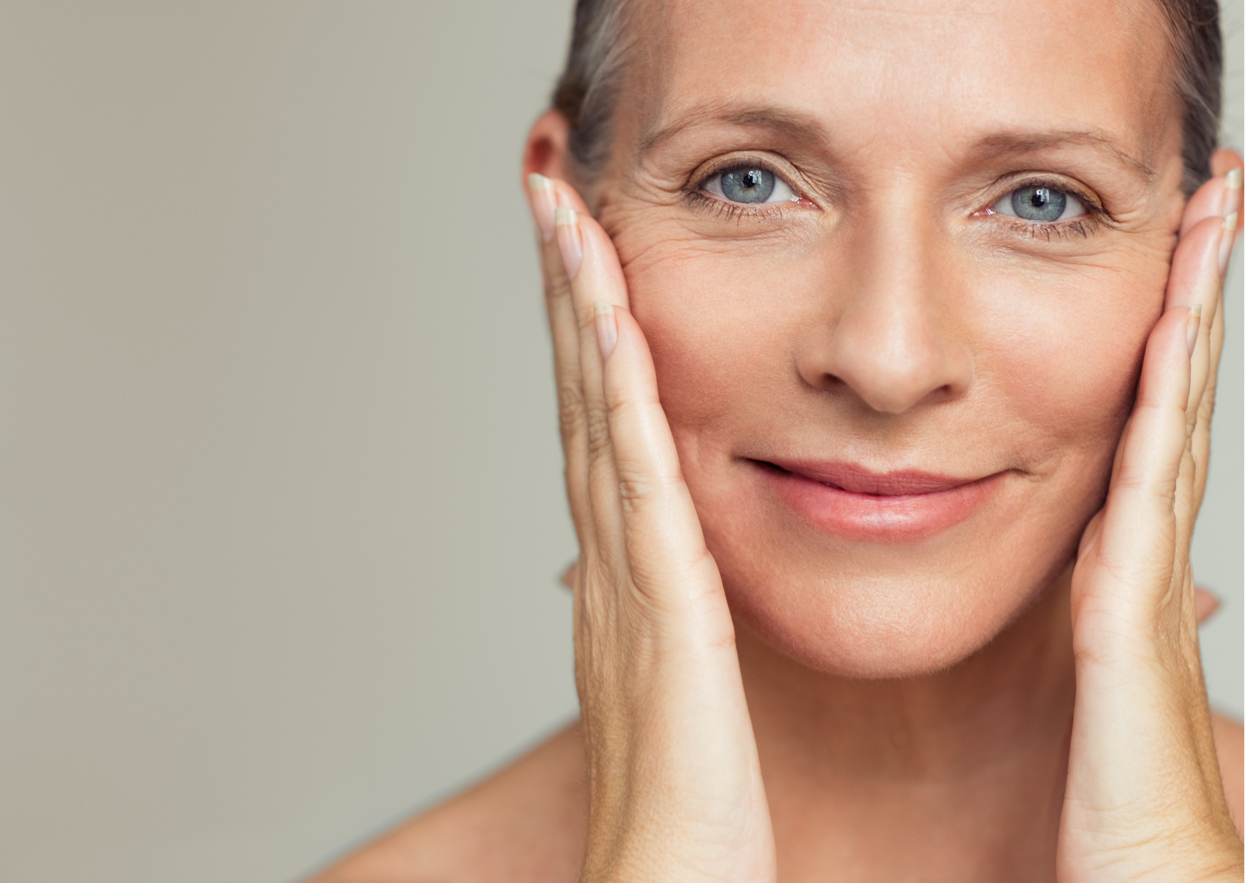 Zufriedene Frau nach Botox-Behandlung mit glatter Haut in Minden