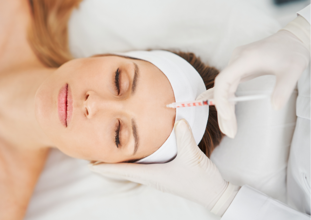 Ärztin injiziert Botox gegen Stirnfalten bei Patientin in Minden